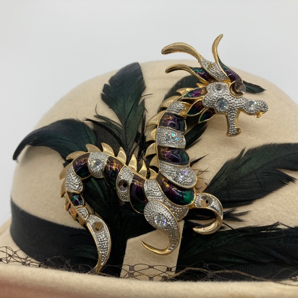 Vintage Sonni Wool Hat with Lace, Adorned with a Dragon brooch and feathers - Picture 5 of 12
